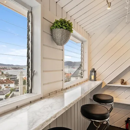 Apartment Top-floor W/great View *